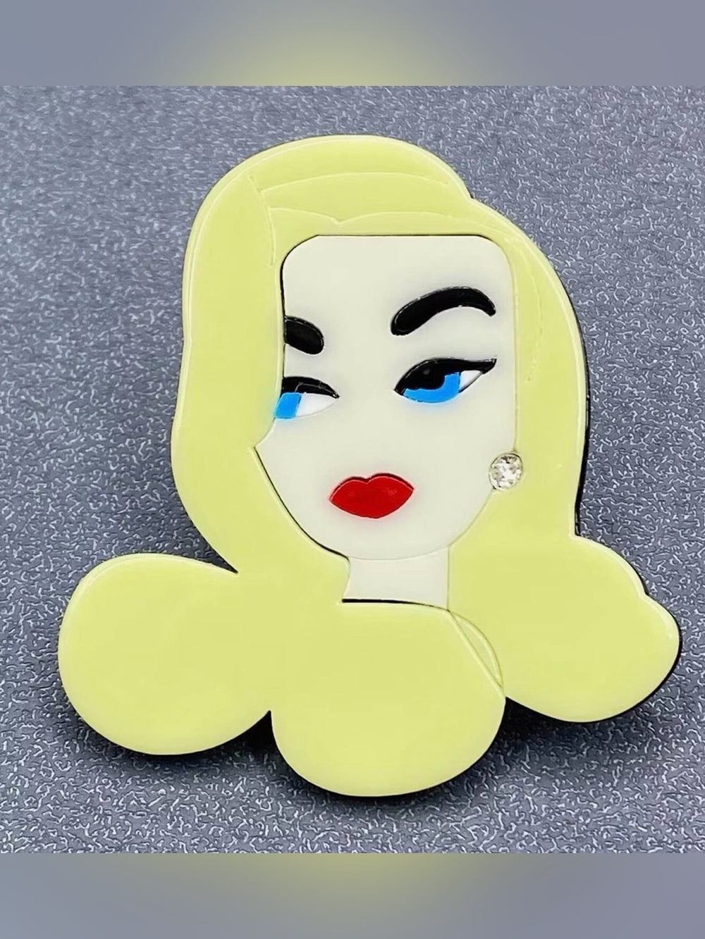 ✨ Effortless Glamour with a Hint of Mystery – Blonde Beauty Statement Brooch